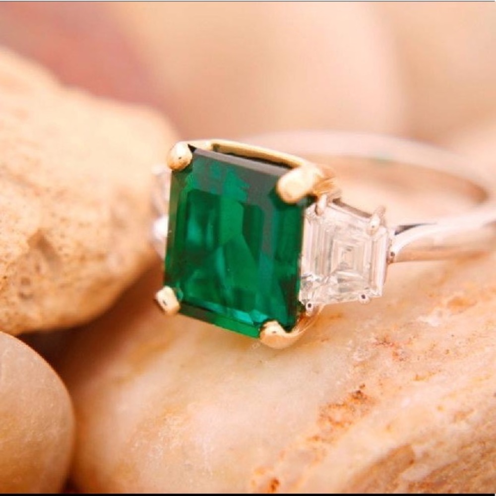 Tiffany & Co. Emerald and Diamond Ring 3.98ct.
Metal: Platinum/18k